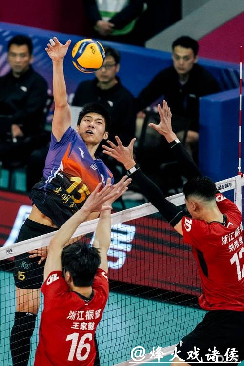 19岁“小孩哥”王泊涵接过金牌教头沈琼15号球衣,中国男排主攻线新星诞生 19岁“小孩哥”王泊涵接过金牌教头沈琼15号球衣,中国男排主攻线新星诞生