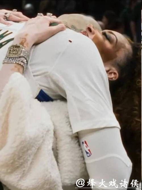 库兹马未婚妻温妮亲临现场观看雄鹿险胜湖人，赛季多次助威引猜测好事将近？