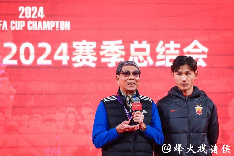 36 岁 “老黄忠” 王燊超再战一年，“带刀侍卫”靠啥关键时刻总能进球？